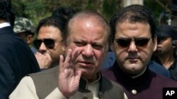 آرشی: آقای نواز شریف، صدراعظم پیشین پاکستان، با چندین قضیۀ فساد اداری متهم است، اما وی اتهامات علیه خود را رد کرده و آنرا دسیسه عنوان کرده است