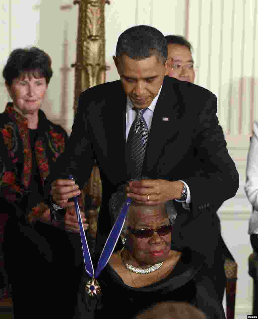 Maya Angelou receives the 2010 Medal of Freedom from U.S. President Barack Obama at the White House, Feb. 15, 2011.