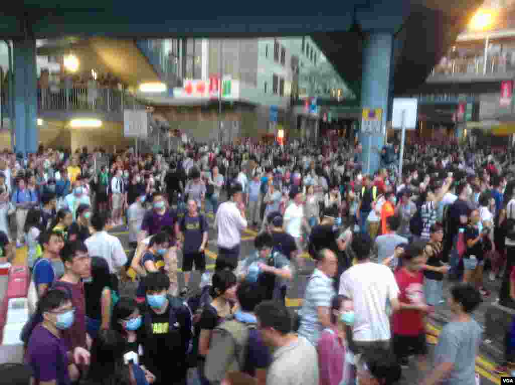 港人聲援佔中抗拒警方封鎖中環金鐘多處癱瘓(美國之音海彥拍攝)