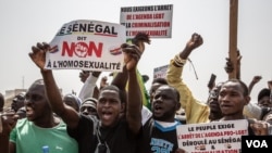 Ribuan demonstran menuntut menuntut diakhirinya agenda LGBT dalam aksi protes terhadap homoseksualitas di Dakar, Senegal (20/2). 