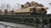 Arhiva - Tenk M1 Abrams natovaren na voz prelazi most u Helu, Norveška, 21. oktobra 2018.
