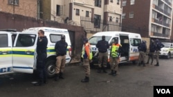 Amapholisa akwele South Africa ngesikhathi abaqhuba umkhankaso weOperation Dudula betshengisela emigwaqweni eJohannesburg,