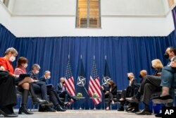 美国副总统哈里斯在慕尼黑安全会议期间与北约秘书长斯托尔滕贝格会晤。(2022年2月18日)