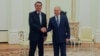 Presiden Rusia Vladimir Putin berjabat tangan dengan Presiden Brazil Jair Bolsonaro selama pertemuan di Moskow, Rusia 16 Februari 2022. (Foto: Sputnik/Mikhail Klimentyev/Kremlin via REUTERS)