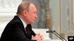 Presidenti Putin flet gjatë takimit me Këshillin rus të Sigurisë në Kremlin (21 shkurt 2022)