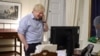 Britanski premijer Boris Džonson razgovara telefonom sa predsednikom SAD Džoom Bajdenom, u Londonu, 23. januara 2021, na fotografiji koja je objavljena na društvenim mrežama.