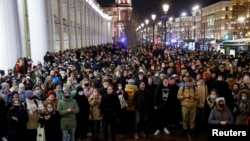 Ratusan warga Rusia berkumpul di kota Saint Petersburg untuk melakukan protes antiperang hari Kamis (24/2), setelah Presiden Vladimir Putin mengotorisasi invasi militer Rusia ke Ukraina.