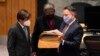 Perwakilan Tetap Ukraina untuk PBB Sergiy Kyslytsya (kanan) berbicara dengan duta besar AS untuk PBB Linda Thomas-Greenfield (tengah) dalam pertemuan darurat Dewan Keamanan PBB tentang krisis Ukraina, di New York, 21 Februari , 2022. (TIMOTHY A. CLARI / AFP)