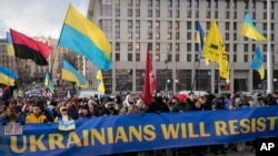 Para warga Ukraina menghadiri aksi di pusat kota Kyiv pada 12 Februari 2022. Mereka menentang kekisruhan yang terjadi antara Rusia dan Ukraina. (Foto: AP/Efrem Lukatsky)