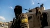 Para anggota Pasukan Demokratik Suriah (SDF) berjaga di area alun-alun Al Naeem, di Raqqa, Syria, pada 7 Februari 2022. (Foto: AP/Baderkhan Ahmad)