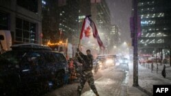 Protest kamiondžija protiv Trudoove vlade i pandemijskih zdravstvenih mera, ispred parlamenta u Otavi 17. februara 2022. 