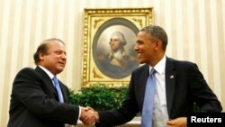 Presiden AS Barack Obama berjabat tangan dengan Perdana Menteri Pakistan Nawaz Sharif di Gedung Putih, Washington. (Foto: Dok)