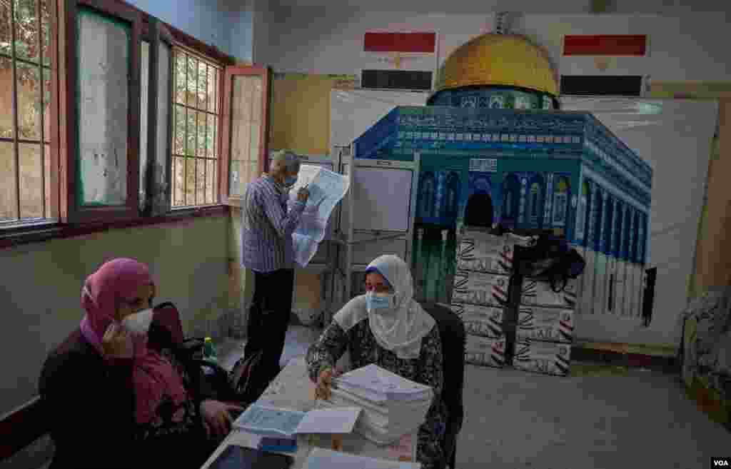 Analysts say the two-day vote appears not to have drawn large crowds because of virus fears and general apathy over the election, in Cairo, Aug. 11, 2020.