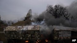 Sebuah fasilitas militer Ukraina yang rusak setelah penembakan Rusia di luar Mariupol, Ukraina, Kamis, 24 Februari 2022. (Foto: AP)
