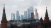 Pusat Bisnis Internasional Moskow yang juga dikenal sebagai "Kota Moskow" terlihat di latar belakang, di Moskow, Rusia, 27 Februari 2016. (Foto: REUTERS/Grigory Dukor)