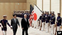 美國副總統彭斯和日本首相安倍晉三檢閱儀仗隊(2018年2月7日)