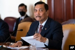 Menteri Koordinator Bidang Kemaritiman dan Investasi Luhut Binsar Pandjaitan menghadiri pertemuan dengan Menteri Keuangan AS Janet Yellen di Washington, 16 September 2022. (Foto: Jacquelyn Martin/AP Photo)