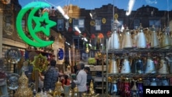 Umat Muslim berbelanja dekorasi menjelang hari pertama Ramadan di Brooklyn, New York, AS, 26 Mei 2017. (Foto: REUTERS/Amr Alfiky)