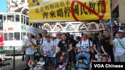 香港市民烈日當空之下示威反對國民教育科(湯惠芸攝影)