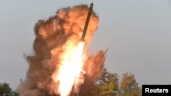 북한이 지난 2019년 시험발사했다며 공개한 초대형 방사포 사격 장면 (자료사진)
