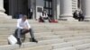 Arhiva - Poslanici Skupštine Srbije štrajkuju glađu na ulazu u Dom Narodne skupštine Republike Srbije, u Beogradu, 10. maja 2020.