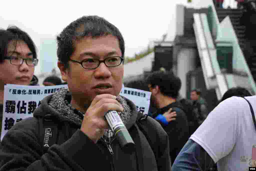 驅蝗遊行發起人梁金成表示,部份遊行人士反應激烈是因為民怨太厲害