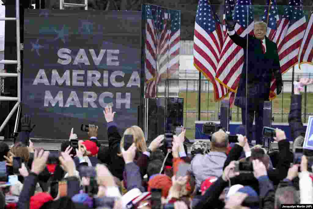 Apoiantes do Presidente Donald Trump participam em comício de Trump contra a confirmação dos votos do colégio eleitoral a ter lugar no capitólio, em Washington DC, 6 de Janeiro 2021