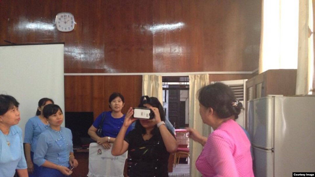 Virtual Reality ကို လေ့လာနေကြသည့် ကျောင်းဆရာမများ။
