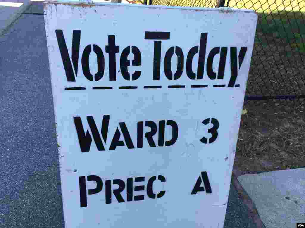 Assembleia de voto em Brockton, Massachusetts no dia de eleições nos Estados Unidos