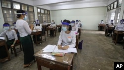 ရန်ကုန်မြို့ရှိ အထက်တန်းကျောင်းတခုမှာ COVID-19 ကပ်ရောဂါကာလ ပထမဆုံး ကျောင်းဖွင့်ရက် မြင်ကွင်း။ (ဇူလိုင် ၂၁၊ ၂၀၂၀)
