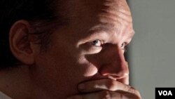 Julian Assange disebutkan memberi nomor telepon dan alamat sewaktu tiba di Inggris Oktober lalu.