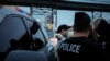 Petugas deportasi dari Operasi Penegakan Hukum dan Pemindahan di kantor lapangan Imigrasi dan Bea Cukai Amerika Serikat di New York City menangkap Wilmer Patricio Medina-Medina dalam operasi dini hari di wilayah Bronx, New York, 17 Desember 2024,. (Julia Demaree Nikhinson/AP)