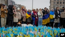 Banorë në Kiev që përkujtojnë viktimat