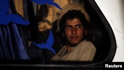 Seorang kombatan ISIS dalam bus dari kawasan perbatasan Lebanon-Suriah, di Qalamoun, Suriah, 28 Agustus 2017. (Foto: Reuters)