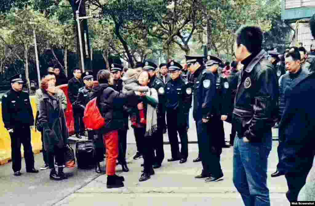 709案多位家属在长沙法庭外被警察阻拦。 (李文足推特图片,资料照)