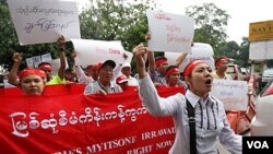 Warga Birma di Malaysia meneriakkan slogan menentang proyek bendungan Myitsone di sungai Irrawaddy di kedutaan Birma di Kuala Lumpur (22/9).