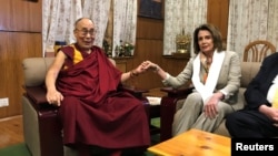 资料照片：时任众议院少数党领袖的南希·佩洛西在印度达兰萨拉会晤西藏精神领袖达赖喇嘛。(2017年5月9日)