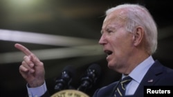 Presiden AS Joe Biden mengunjungi fasilitas pemeliharaan kereta Amtrak di kota Bear, Delaware, Senin (6/11/23). 