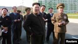 북한 관영 조선중앙통신은 14일 김정은 국방위원회 제1위원장이 평양에 완공된 위성과학자 주택지구를 방문했다고 보도했다. 40여일만에 공개석상에 등장한 김 제1위원장은 지팡이를 짚은 모습이었다.