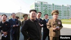 북한 관영 조선중앙통신은 14일 김정은 국방위원회 제1위원장이 평양에 완공된 위성과학자 주택지구를 방문했다고 보도했다. 40여일만에 공개석상에 등장한 김 제1위원장은 지팡이를 짚은 모습이었다.