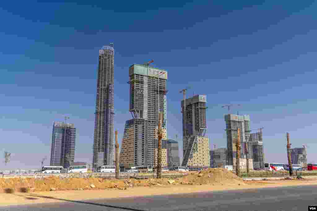 Workers who lost their tourism-related jobs say Egypt’s “New Administrative Capital,” a sprawling multibillion-dollar city under construction east of Cairo, has created some work for their struggling sector, Oct 24, 2021. (Hamada Elrasam/VOA)