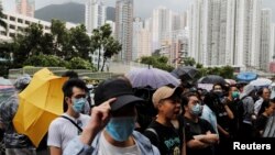 民眾聚集在香港東區法院外面聲援被抓的反送中抗議者。(資料照片） 