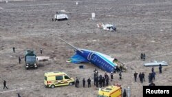 Foto dari drone tampak pesawat milik Azerbaijan Airlines di lokasi kecelakaan di Kota Aktu, Kazakshtan, Rabu, 25 Desember 2024. (Foto: Azamat Sarsenbayev/Reuters)