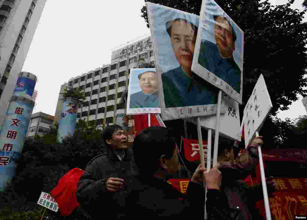 2013年1月9日,左派人士举着毛泽东像聚集在广州《南方周末》总部的外。