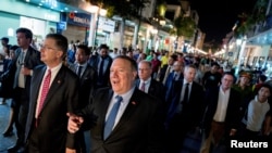 Menlu AS Mike Pompeo, bersama Dubes AS untuk Vietnam, Daniel Kritenbrink di Hanoi, Vietnam, 8 Juli 2018. 