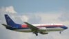 Pesawat Sriwijaya Air Boeing 737-300, mirip dengan Boeing 737-500 SJY182 yang kehilangan kontak dalam penerbangan dari Jakarta ke Pontianak pada 9 Januari. 2021. (Foto: AFP/Adek Berry)