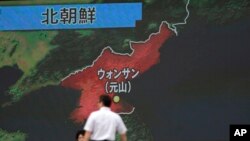 Sebuah layar menunjukkan penayangan program berita yang melaporkan tentang tembakan rudal dari kawasan Wonsan, Korea Utara, 8 Juni 2017, di Tokyo. Militer Korea Selatan melaporkan bahwa Korea Utara menembakkan beberapa rudal anti-kapal jarak pendek yang dicurigai di lepas pantai timurnya pada hari Kamis (8/6), 