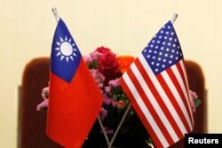 Bendera Taiwan dan AS di Taipei, Taiwan, 27 Maret 2018. (Foto: Reuters)