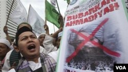 Para pemrotes menuntut pembubaran Ahmadiyah di Jakarta bulan Maret lalu. (Foto: dok)