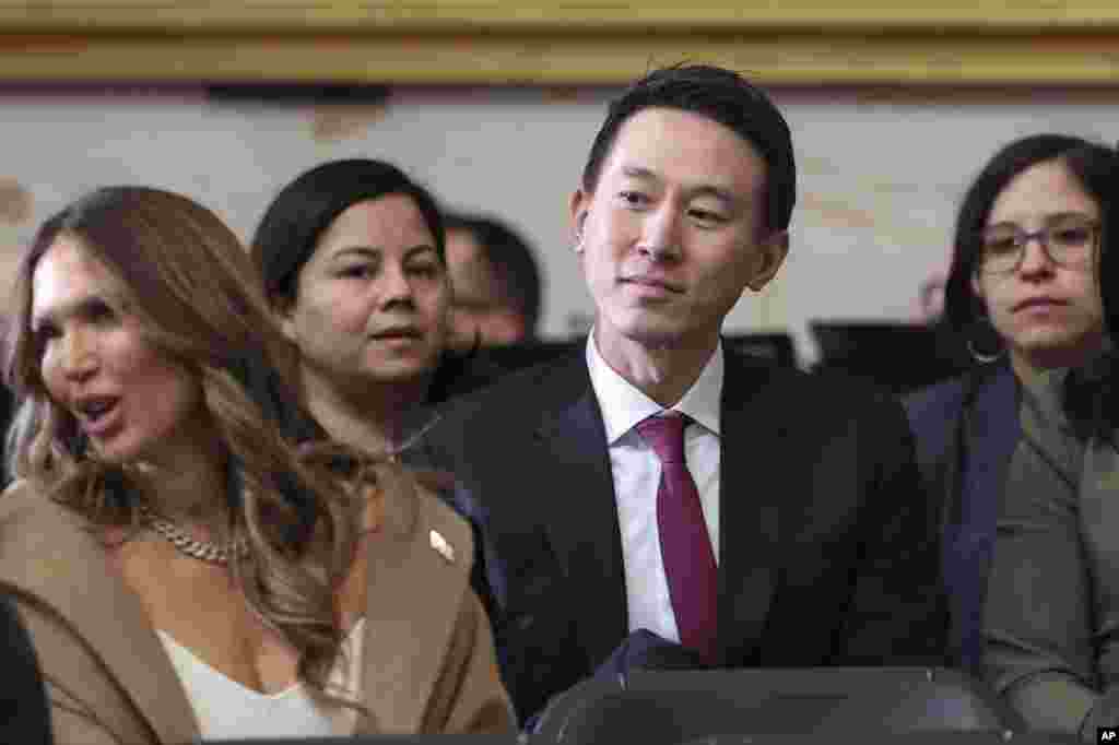 O CEO do TikTok, Shou Zi Chew, assiste à 60ª tomada de posse Presidencial na Rotunda do Capitólio dos EUA, em Washington, a 20 de janeiro de 2025.